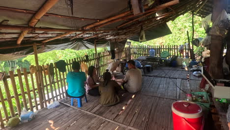 El-Pueblo-Tailandés-Karen-Cerca-De-Mae-Sot,-Ofrece-A-Los-Visitantes-Una-Idea-Del-Estilo-De-Vida-Tradicional-Del-Grupo-étnico-Karen.