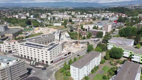 Drohne-Fliegt-Auf-Eine-Baustelle-In-Einer-Großstadt-Zu-Und-Fliegt-Unter-Einem-Kran-Hindurch