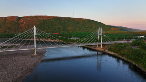 Drohnenflug-Vor-Der-Sami-Brücke-Und-Dem-Teno-Fluss,-Sommersonnenuntergang-In-Utsjoki