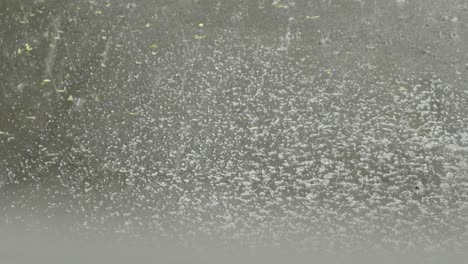 Grandes-Granizos-Cayendo-Sobre-El-Techo-Plano-De-Goma-Durante-Una-Fuerte-Granizada