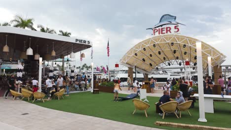 Gente-Disfrutando-De-Un-Día-Animado-En-El-Muelle-5-De-Miami-Bayside-Market.