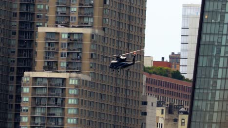 Helicóptero-En-Cámara-Lenta-Frente-A-Un-Edificio-Residencial