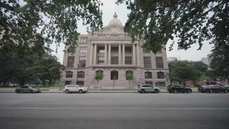 Wide-angle-shot-of-the-1910-Courthouse-in-downtown-Houston,-Texas