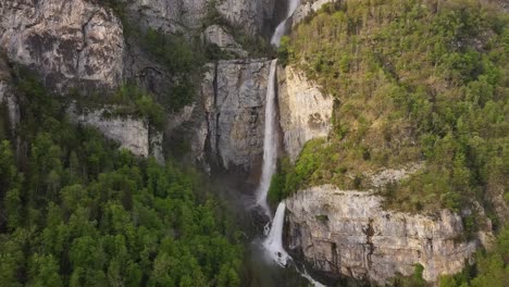 Water-cascades-down-the-scenic-Seerenbachfälle-waterfall-in-Amden-Betlis,-Switzerland