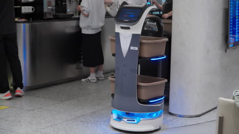 Robot-Recogiendo-Platos-Sucios-En-El-Salón-Martina-Del-Aeropuerto-De-Incheon.