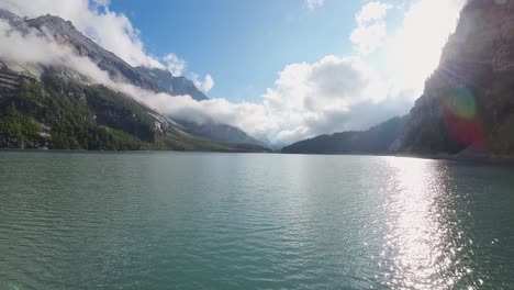 Flug-über-Einen-Wunderschönen-Großen-Oeschinensee-Auf-Einem-Berg-In-Der-Schweiz