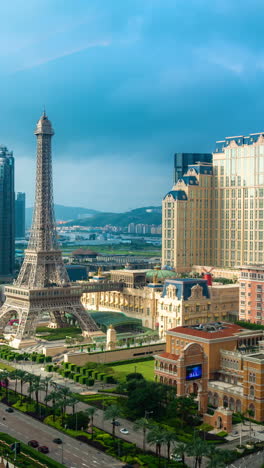 Timelapse-Vertical-De-4k,-Macao-China-Y-El-Hotel-Casino-Parisino-Con-Réplica-De-La-Torre-Eiffel