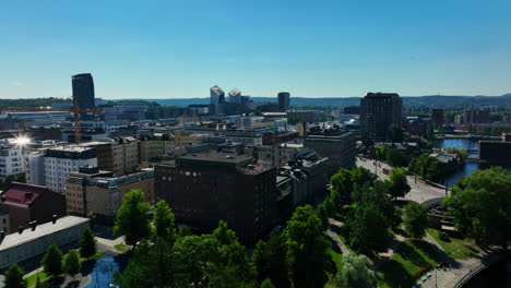 Luftaufnahme-Der-Innenstadt-Von-Tampere,-Sonniger-Sommertag-In-Finnland