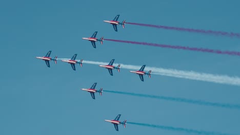 Die-Präzisen-Kunstflugmanöver-Der-Patrouille-De-France-Mit-Blauen,-Weißen-Und-Roten-Rauchfahnen-Vor-Dem-Blauen-Himmel
