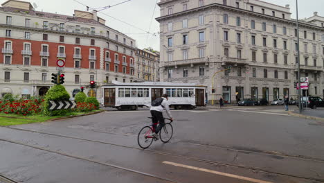 Sereno-Paisaje-Urbano-De-Milán-Con-Líneas-De-Tranvía-Y-Peatones.
