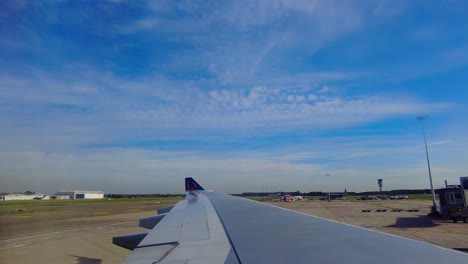 Fensteransicht-Eines-Anderen-Flugzeugs,-Das-Im-Hintergrund-Am-Flughafen-Brüssel,-Belgien-Landet