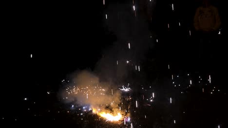 Ein-Kleines-Kind,-Das-Während-Der-Feier-Des-Diwali-Festes-Blumentöpfe-Verbrennt-Oder-Ein-Indisches-Anaar-Feuerwerk-Abfeuert,-Wurde-Am-20.-November-2023-In-Jodhpur,-Rajasthan,-Indien,-Aufgenommen.