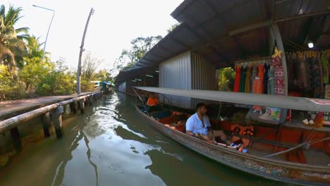 Solo-En-Un-Barco-Para-Mí-En-El-Mercado-Flotante-De-Bangkok.