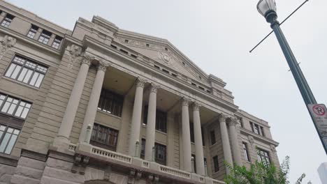 Toma-De-ángulo-Bajo-Del-Palacio-De-Justicia-De-1910-En-El-Centro-De-Houston,-Texas.