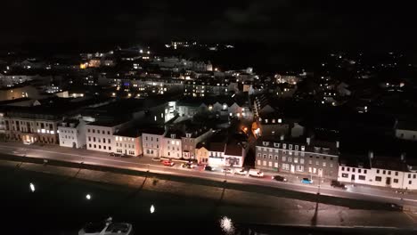 Drohnenflug-Bei-Nacht-Entlang-Der-Glategny-Esplanade-St.-Peter-Port-Guernsey-In-Richtung-St.-Julian&#39;s-Avenue-Mit-Der-Stadt-Im-Hintergrund-Und-Dem-Beleuchteten-Elizabeth-College