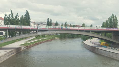 Puente-Del-Tranvía-Sobre-El-Río-Danubio-Viena-Central