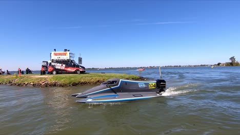 Barco-De-Carreras-Que-Regresa-A-La-Base-En-El-Club-De-Esquí-De-Mulwala-Después-De-Una-Carrera-De-Alta-Velocidad-En-El-Lago-Mulwala.