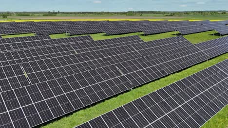 Ausgedehnter-Solarpark-Mit-Reihen-Von-Paneelen-Auf-Einer-üppigen-Grünen-Wiese-An-Einem-Sonnigen-Tag