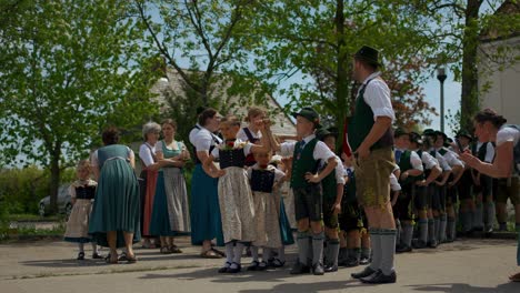 Bayerische-Kinder-Bereiten-Einen-Traditionellen-Maibaumtanz-Vor