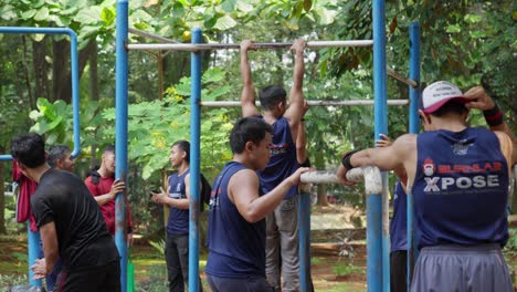 Junge-Männer-Beim-Training,-Fitnessgeräte-Im-Freien,-Freundschaften,-Beziehungen