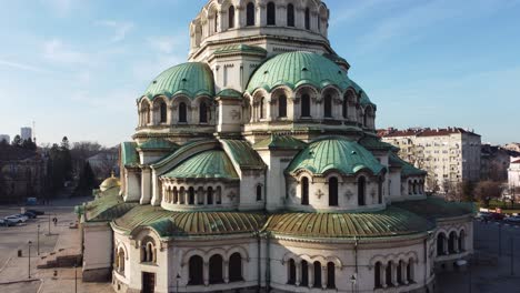 Clip-De-Drone-De-Pedestal-Aéreo-Ascendiendo-Hacia-La-Catedral-De-Alexander-Nevsky-Bajo-El-Sol-De-Invierno,-Sofía,-Bulgaria