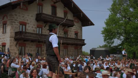 Traditioneller-Peitschentanz-In-Bayern