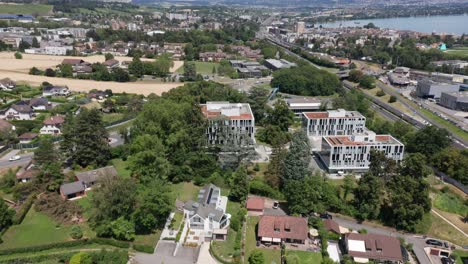 Brazo-Alto-De-Un-Complejo-De-Apartamentos-De-Lujo-Rodeado-Por-Un-Hermoso-Parque-Verde-En-Un-Barrio-Suburbano-De-Suiza