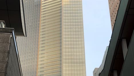 Rascacielos-Alto-Y-Moderno-Que-Refleja-El-Cielo-Del-Atardecer-En-Un-Paisaje-Urbano