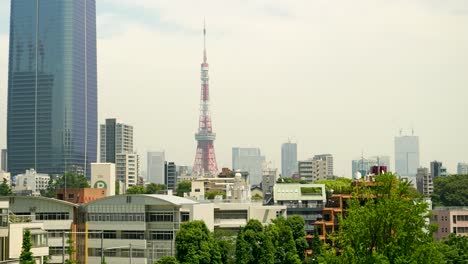 Ruhiges-Panorama-über-Die-Skyline-Der-Stadt-Mit-Dem-Berühmten-Tokyo-Tower