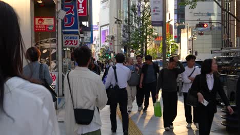 Gente-Caminando-A-Casa-Desde-El-Trabajo-Durante-La-Hora-Dorada-En-Shinjuku