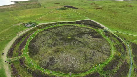 Anillo-De-Brodgar,-Formación-De-Círculo-De-Piedra-Prehistórico-En-El-Paisaje-De-Escocia-Reino-Unido,-Vista-Aérea