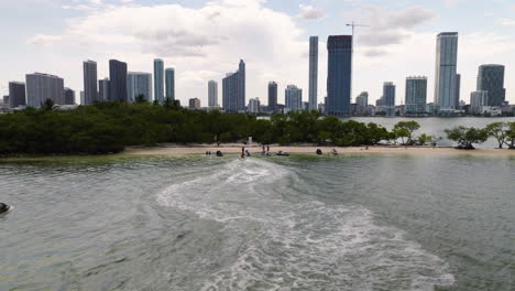 Luftaufnahme-Der-Wasserstrahlen,-Die-Auf-Der-Pace-Picknickinsel-Im-Sonnigen-Miami-Ankommen