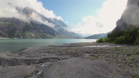 Flug-über-Einen-Wunderschönen-Großen-Oeschinensee-Auf-Einem-Berg-In-Der-Schweiz