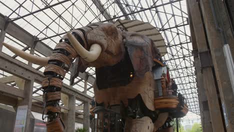Großer-Elefant-Von-Nantes-In-Frankreich---Aufnahme-Aus-Niedriger-Perspektive