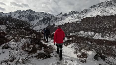 Siguiendo-A-Los-Excursionistas-Que-Cruzan-Llanuras-De-Morrenas-Glaciares