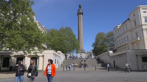 Menschen-In-Der-Nähe-Des-Duke-Of-York-Monument-In-London,-Großbritannien