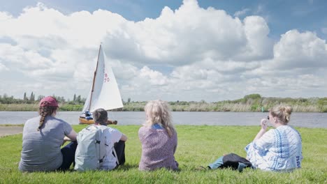 Weibliche-Zuschauer-Beobachten-Yacht-Club-Segelbootrennen-River-Waveney,-Suffolk