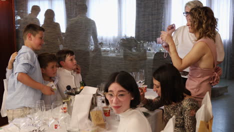 Madre-Toma-Una-Foto-De-Su-Pequeño-Hijo-Y-Sus-Amigos-En-La-Celebración-De-La-Comunión.