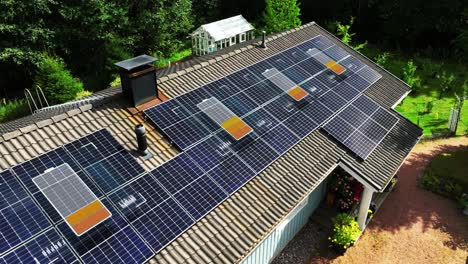 Paneles-Solares-Que-Activan-El-Sol-Para-Absorber-La-Energía-Solar-En-Las-Baterías---Renderizado-Cgi