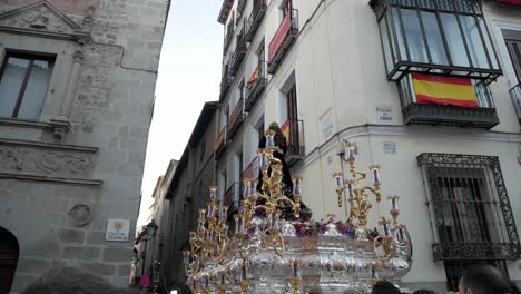 Un-Paso-Alegórico-Que-Se-Balancea-Suavemente-Mientras-Atraviesa-La-Plaza-Cordón-De-Madrid-Durante-Las-Celebraciones-De-Semana-Santa.