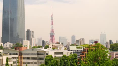 Tokyo-Tower-Panorama-An-Einem-Klaren-Tag-Mit-Dünnen-Wolken