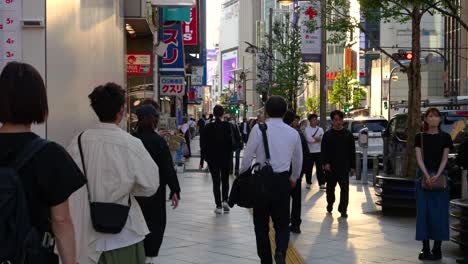 Paisaje-Al-Atardecer-En-Shinjuku-Con-Gente-Caminando-De-Regreso-Del-Trabajo