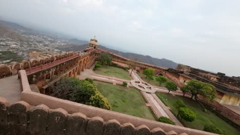 FPV-Luftbild-Kinotour-Durch-Die-Festung-Jaigarh-Und-Die-Große-Mauer-Von-Jaipur-In-Rajasthan,-Indien