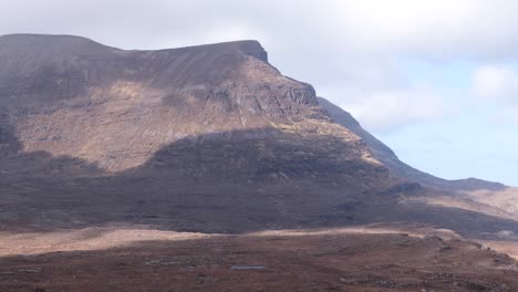 Espectaculares-Sombras-De-Nubes-Rodando-Sobre-El-Salvaje,-Accidentado-Y-Remoto-Paisaje-Montañoso-De-Quinag-Sail-Gharbh-En-El-Distrito-De-Assynt,-Tierras-Altas-De-Escocia,-Reino-Unido