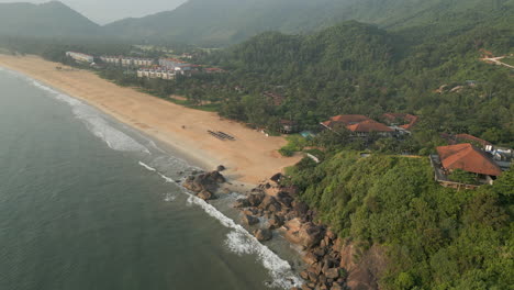 Playa-Vacía-De-Lang-Co-Temprano-En-La-Mañana,-Serenidad-Del-Sol-De-Vietnam