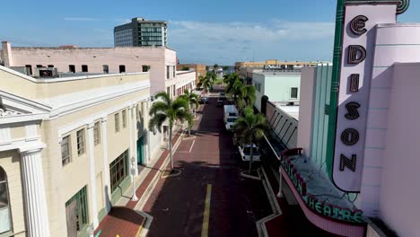 Pasado-Aéreo-Antiguo-Teatro-En-Fort-Myers,-Florida