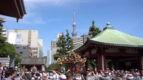 Im-Sanja-Matsuri-In-Asakusa-Trifft-Moderne-Auf-Tradition