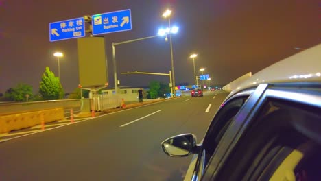 Atrevido-A-Través-De-La-Ventana,-Vista-De-Aventura,-Viaje-Nocturno-Por-La-Autopista-De-Beijing-Hasta-El-Aeropuerto-En-China.