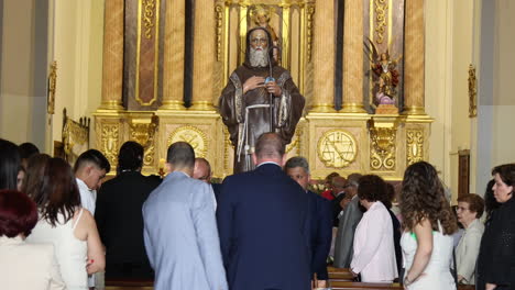 Religiöse-Anhänger-Bewegen-Eine-Gottesstatue-Während-Des-Gottesdienstes