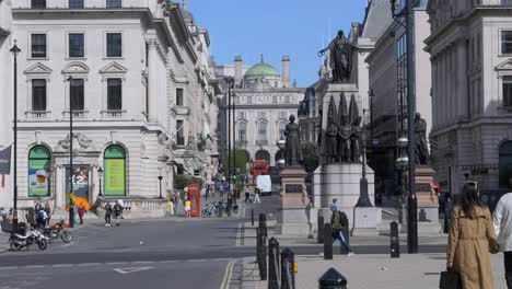 Vista-Estática-De-Las-Estatuas-Y-Monumentos-De-Londres-Cerca-Del-Centro-Comercial.